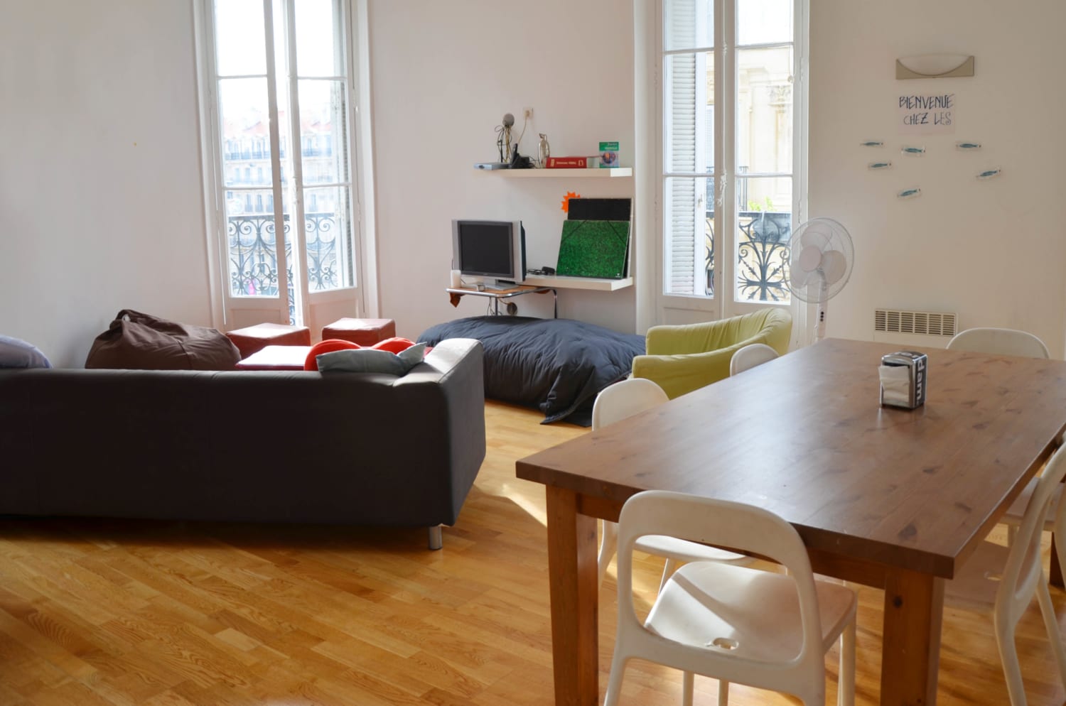 grand salon dans appartement meublé moderne et design