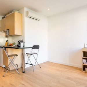 Studio avec une table-bar à Marseille