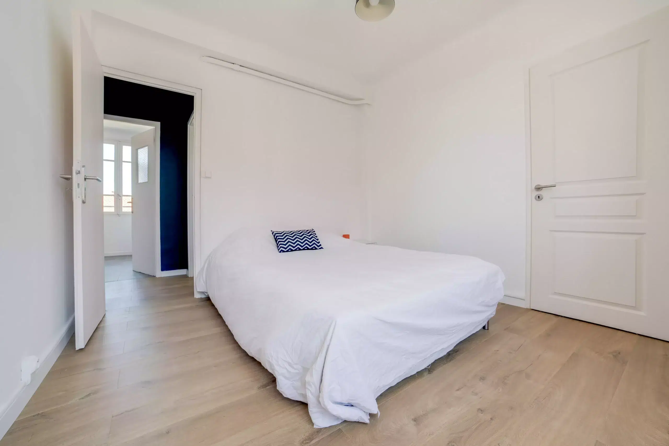 grande chambre meublée dans un appartement en colocation