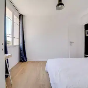 chambre meublée avec rangement dans un appartement en colocation