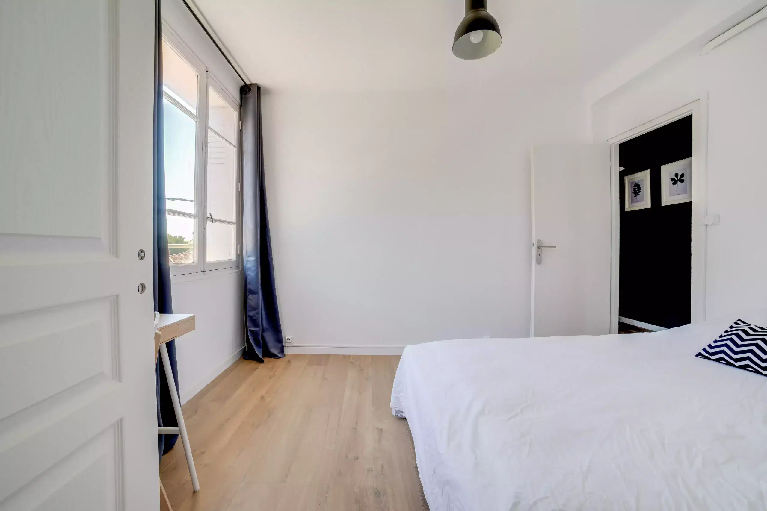 chambre meublée avec rangement dans un appartement en colocation