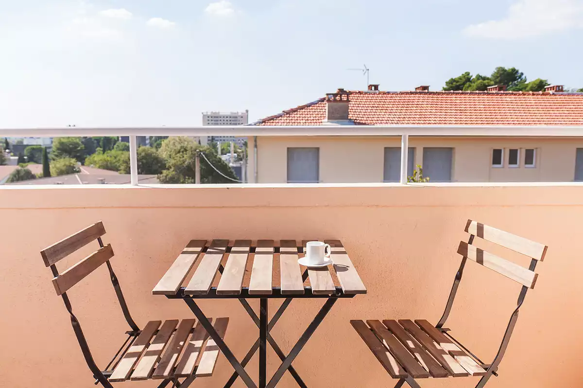 balcon d'une colocation meublée moderne