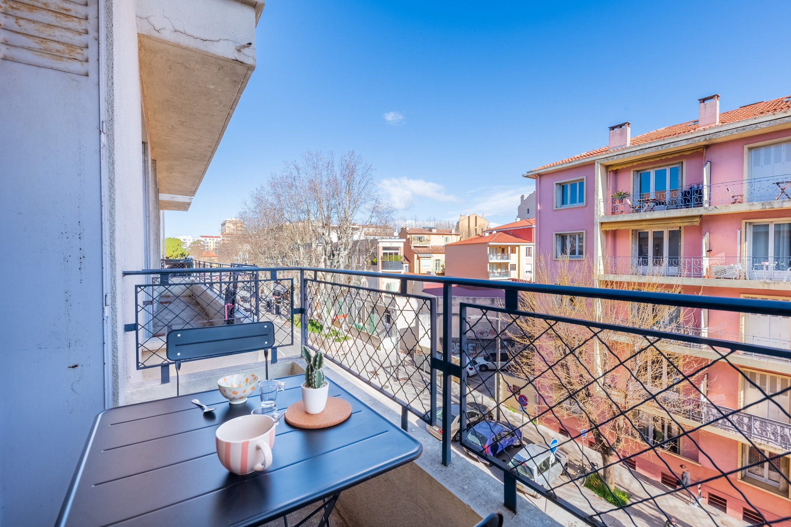 colocation-aix-blonde-balcon
