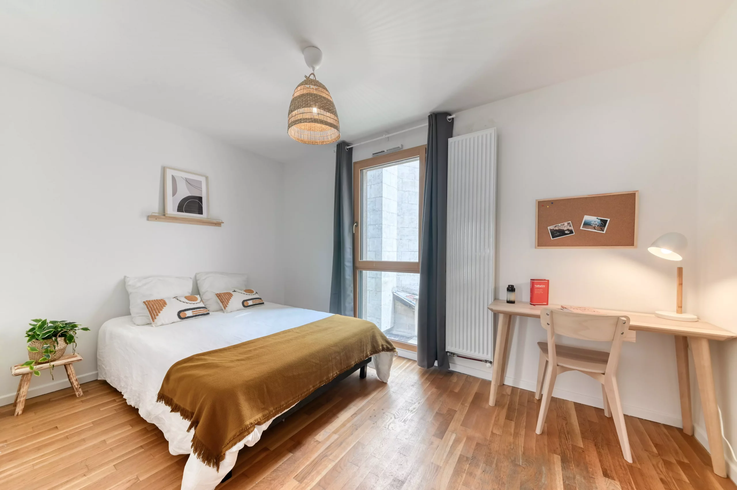 Grande chambre lumineuse avec un lit double en coliving à Lyon