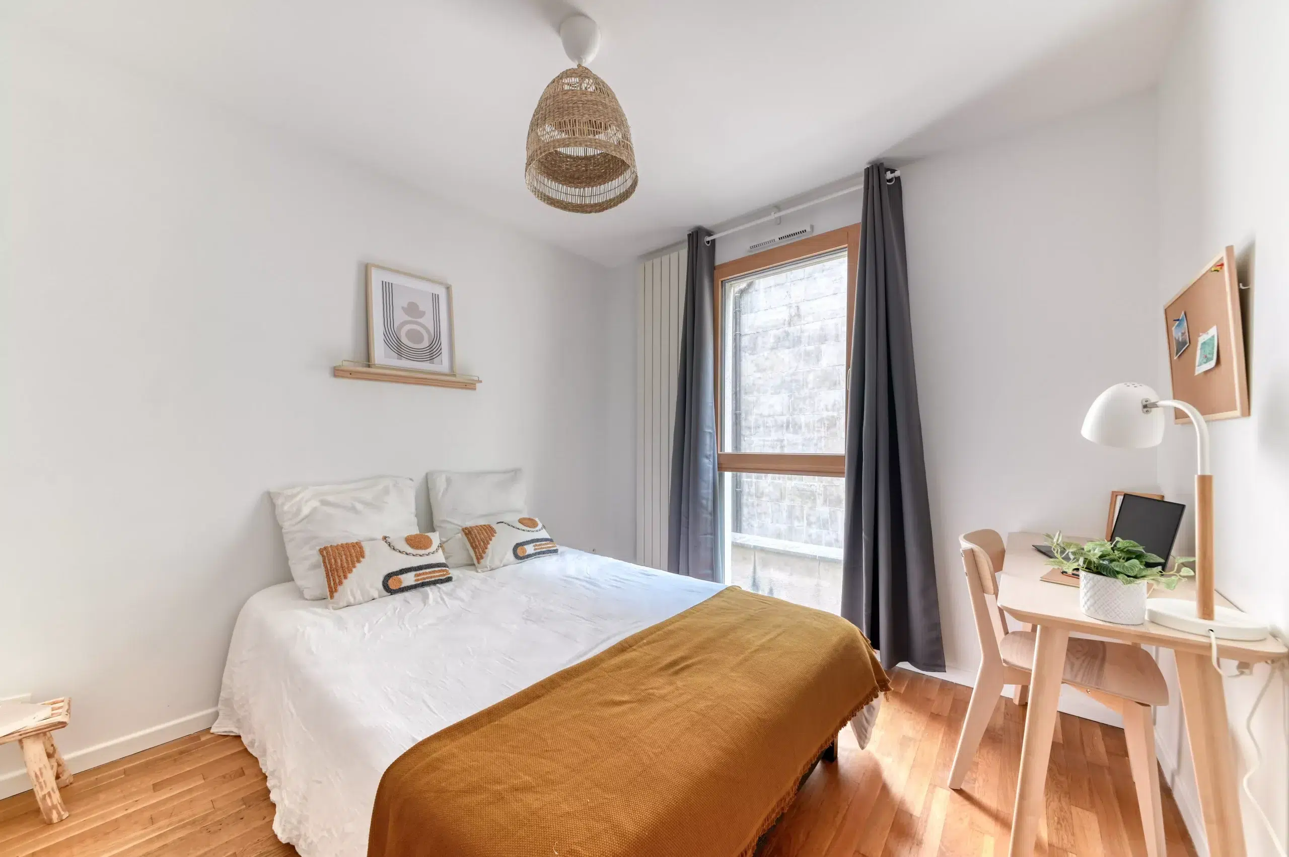 Chambre lumineuse avec un lit double en coliving à Lyon