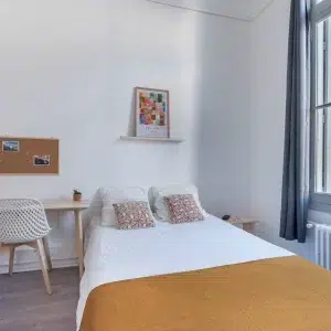 Chambre meublée avec un lit double en colocation à Montpellier
