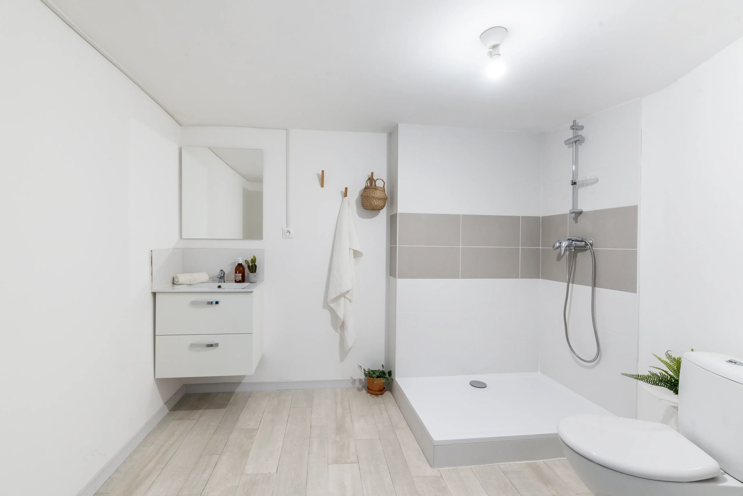 Salle de bain fonctionnelle en coliving à Montpellier