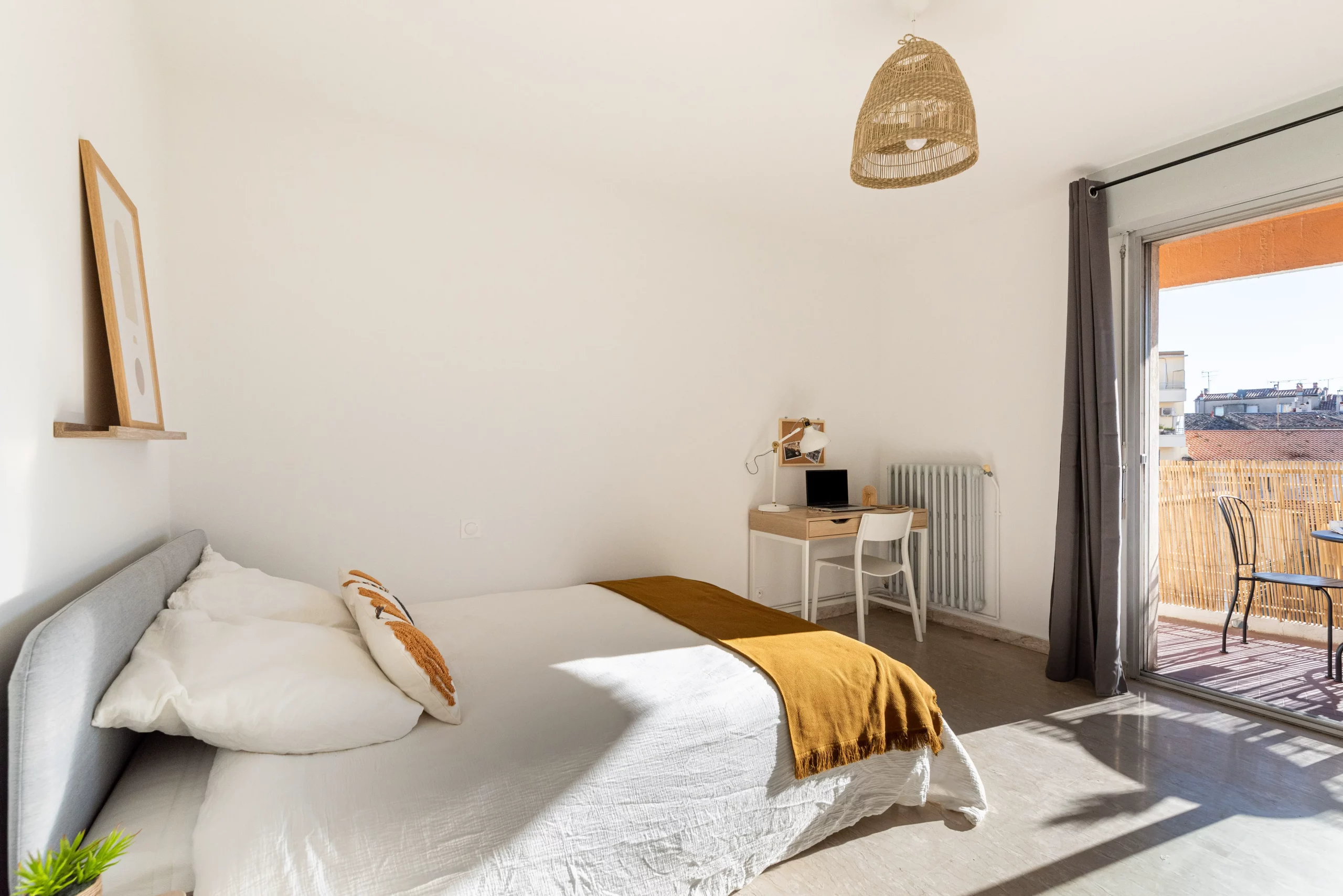 Chambre claire avec un lit double en colocation à Montpellier