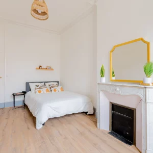 Chambre lumineuse avec un lit double en coliving à Montpellier