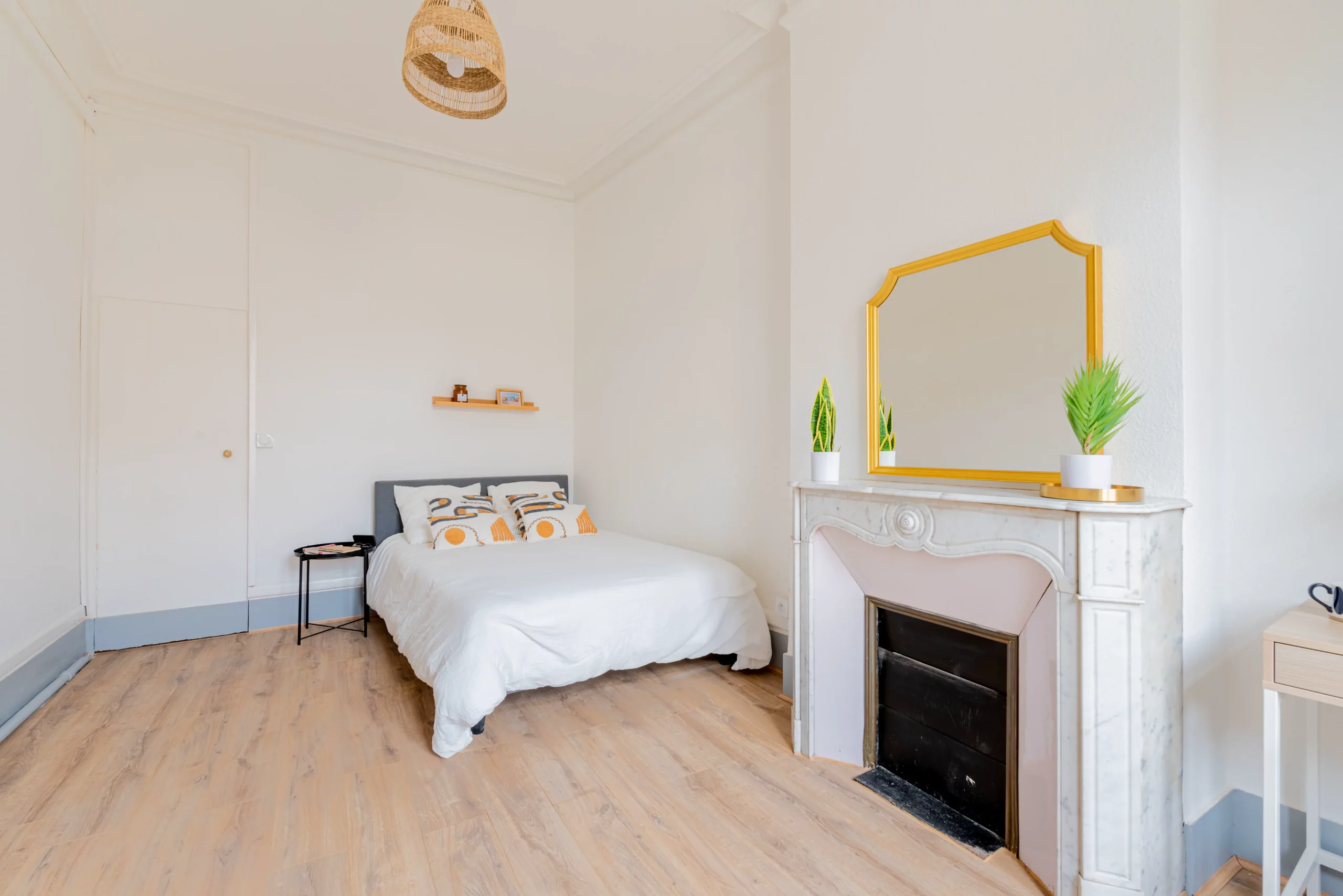 Chambre lumineuse avec un lit double en coliving à Montpellier