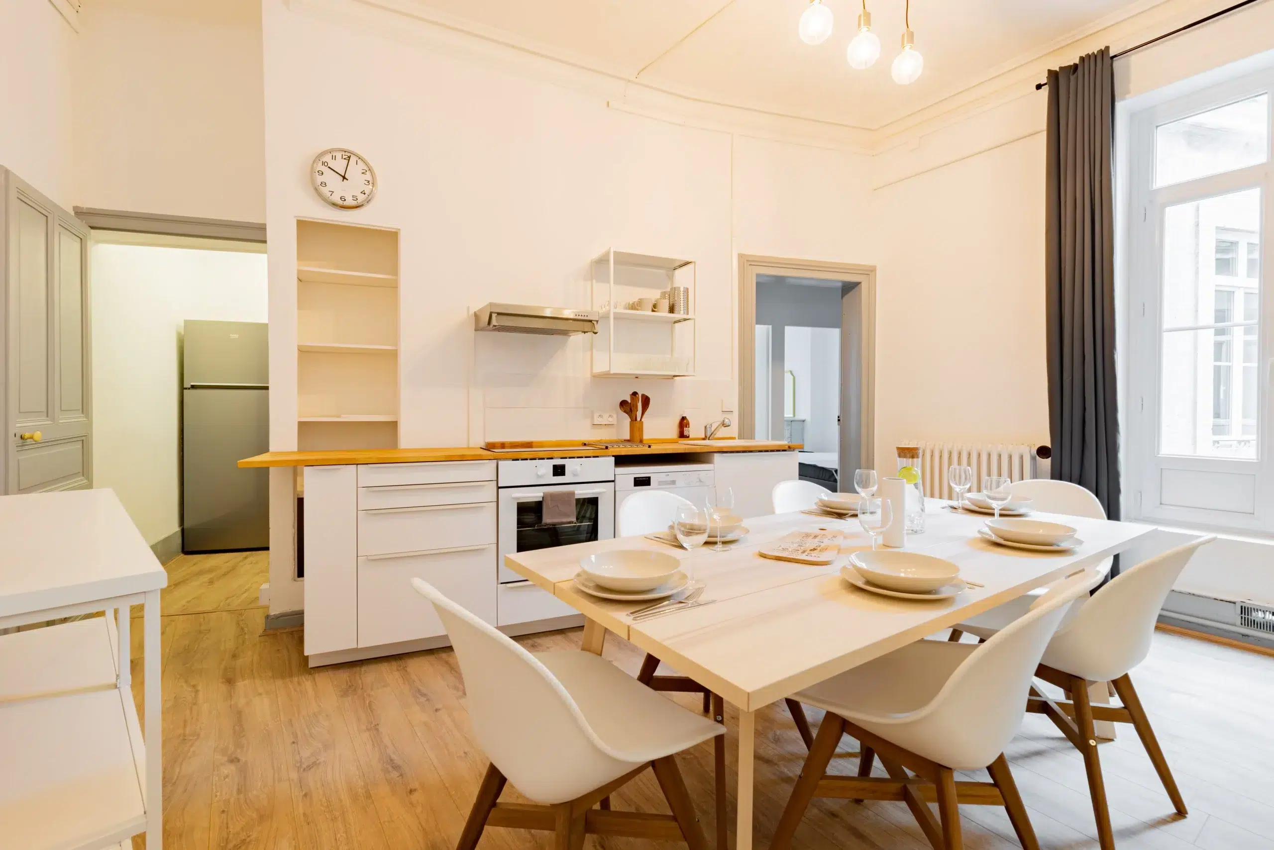 Cuisine ultra équipée avec une table à manger en colocation à Montpellier