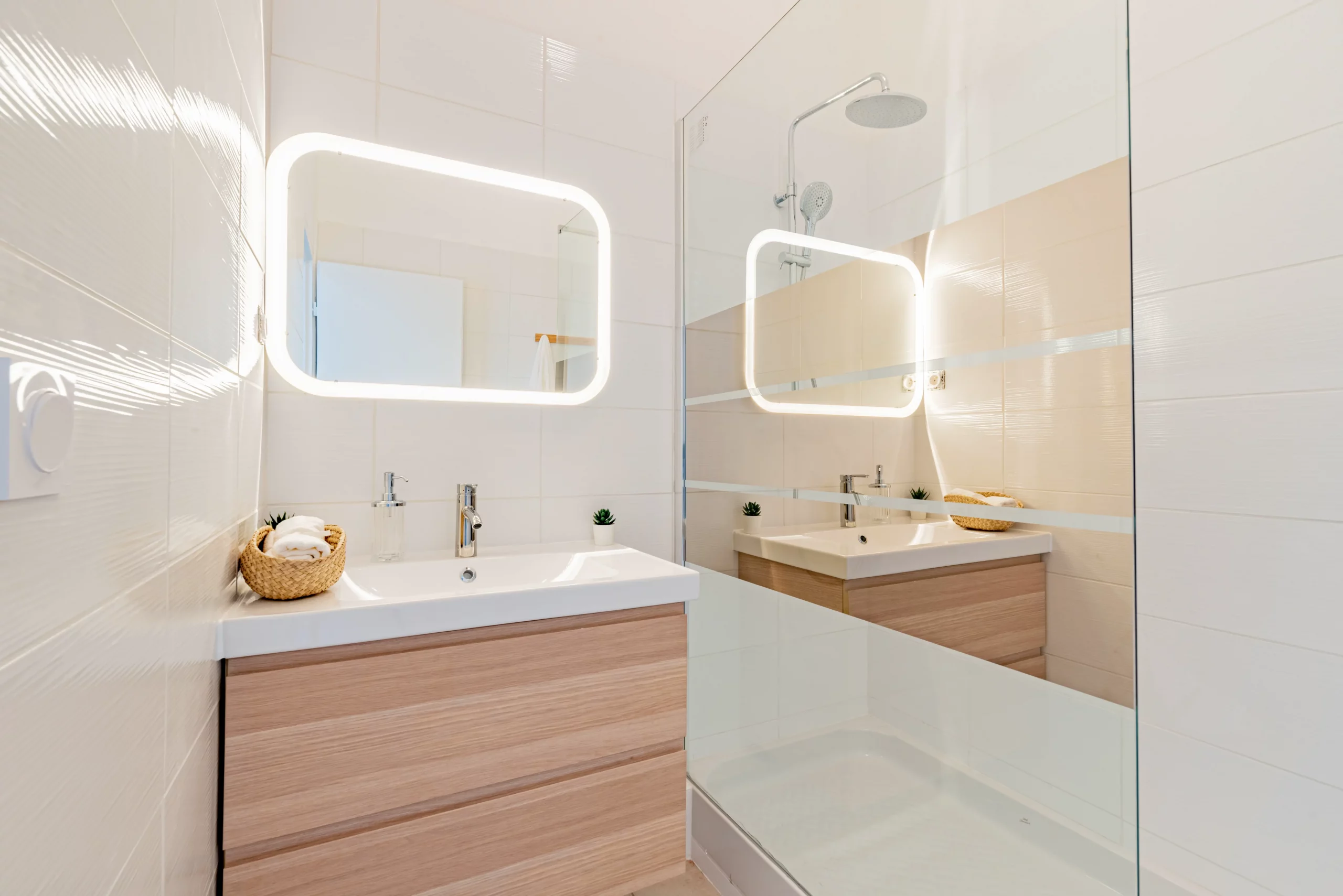 Salle de bain pratique avec une douche tropicale en coliving à Montpellier