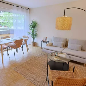 Salon en Coliving avec canapé et balcon à Paris