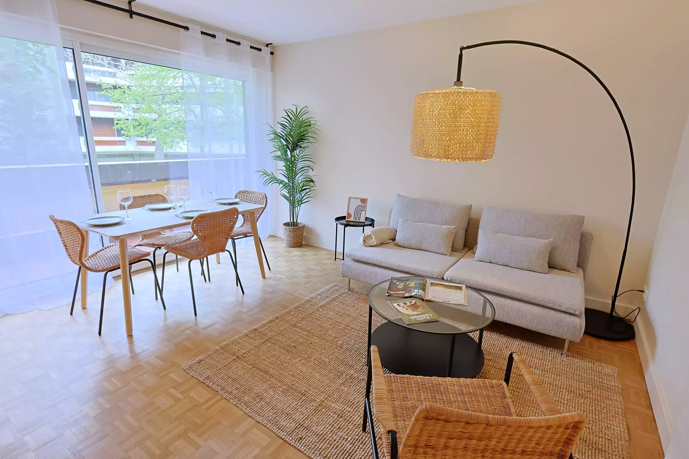 Salon en Coliving avec canapé et balcon à Paris