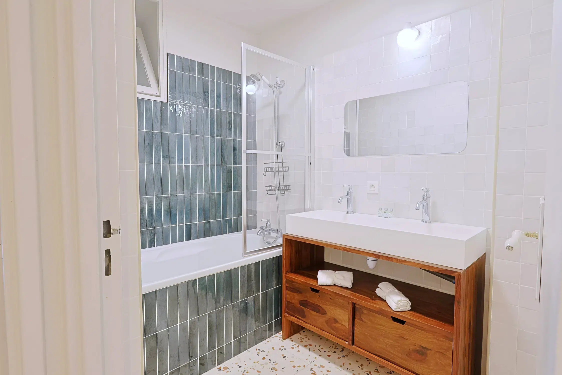 Salle de bain avec une douche tropicale à Paris