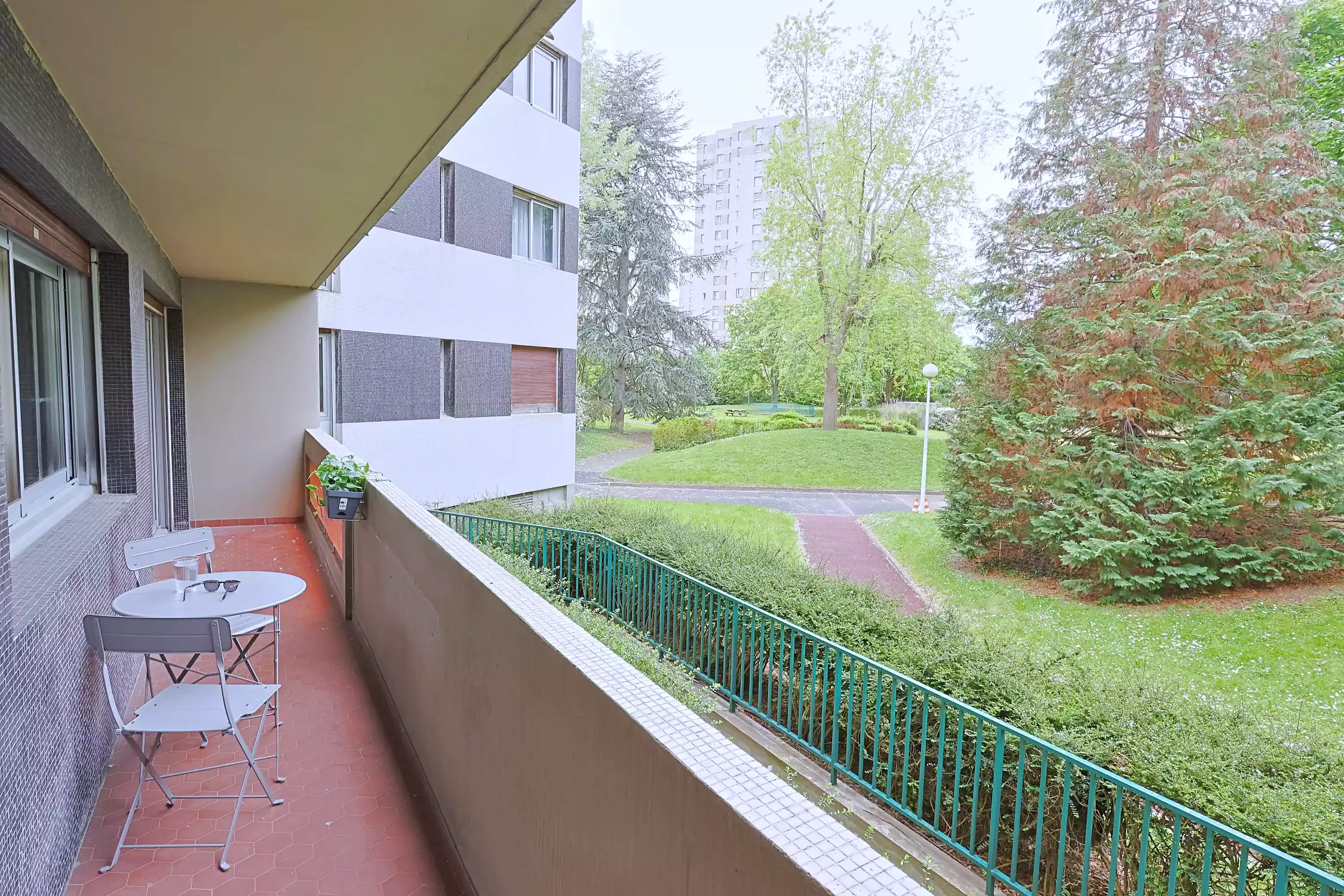 Vue balcon quartier calme Paris