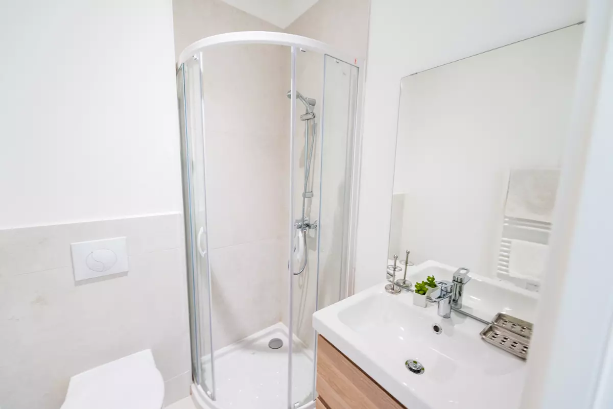 Salle de bain en studio meublé à Toulon