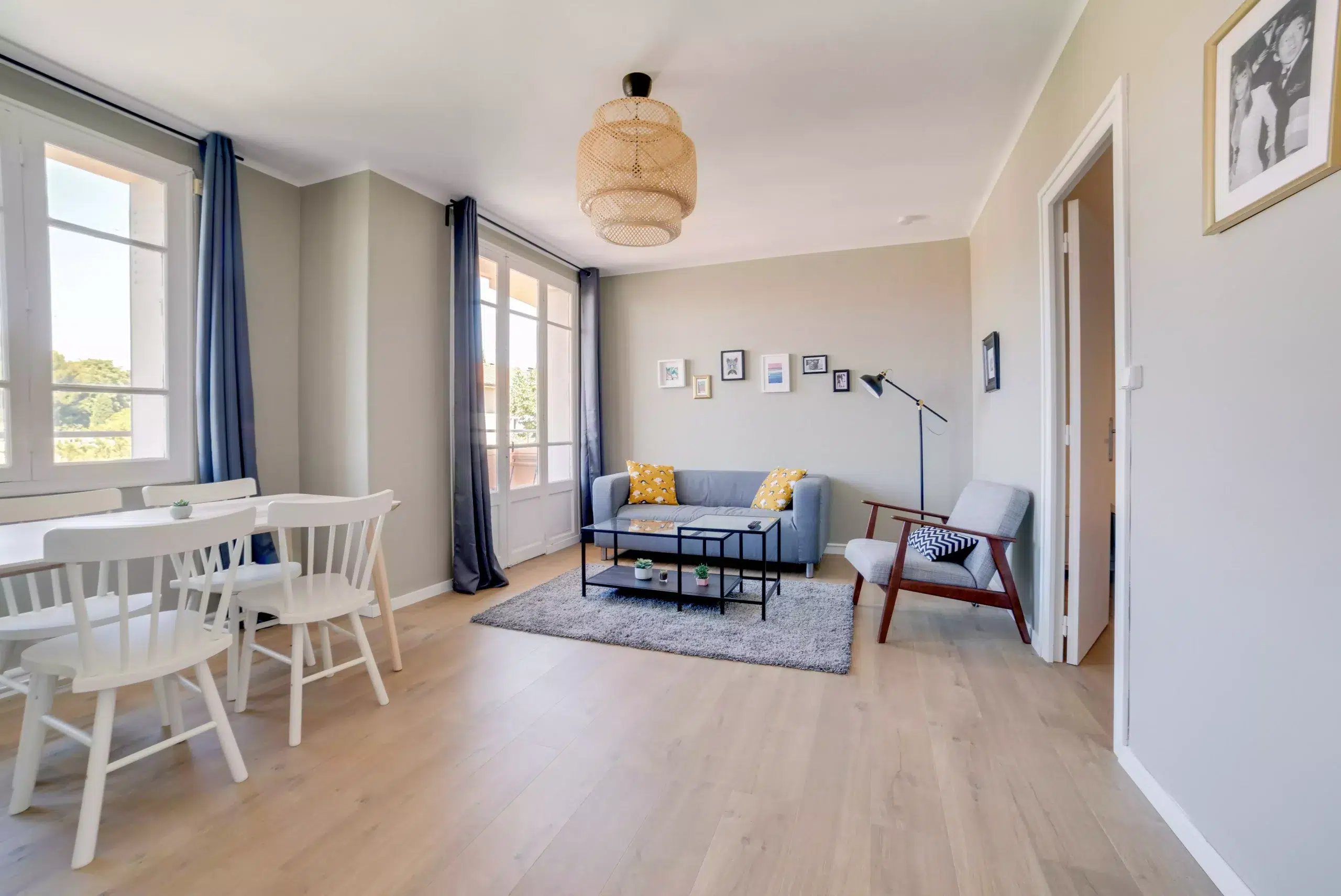 grand salon avec salle à manger à partager dans une colocation meublée