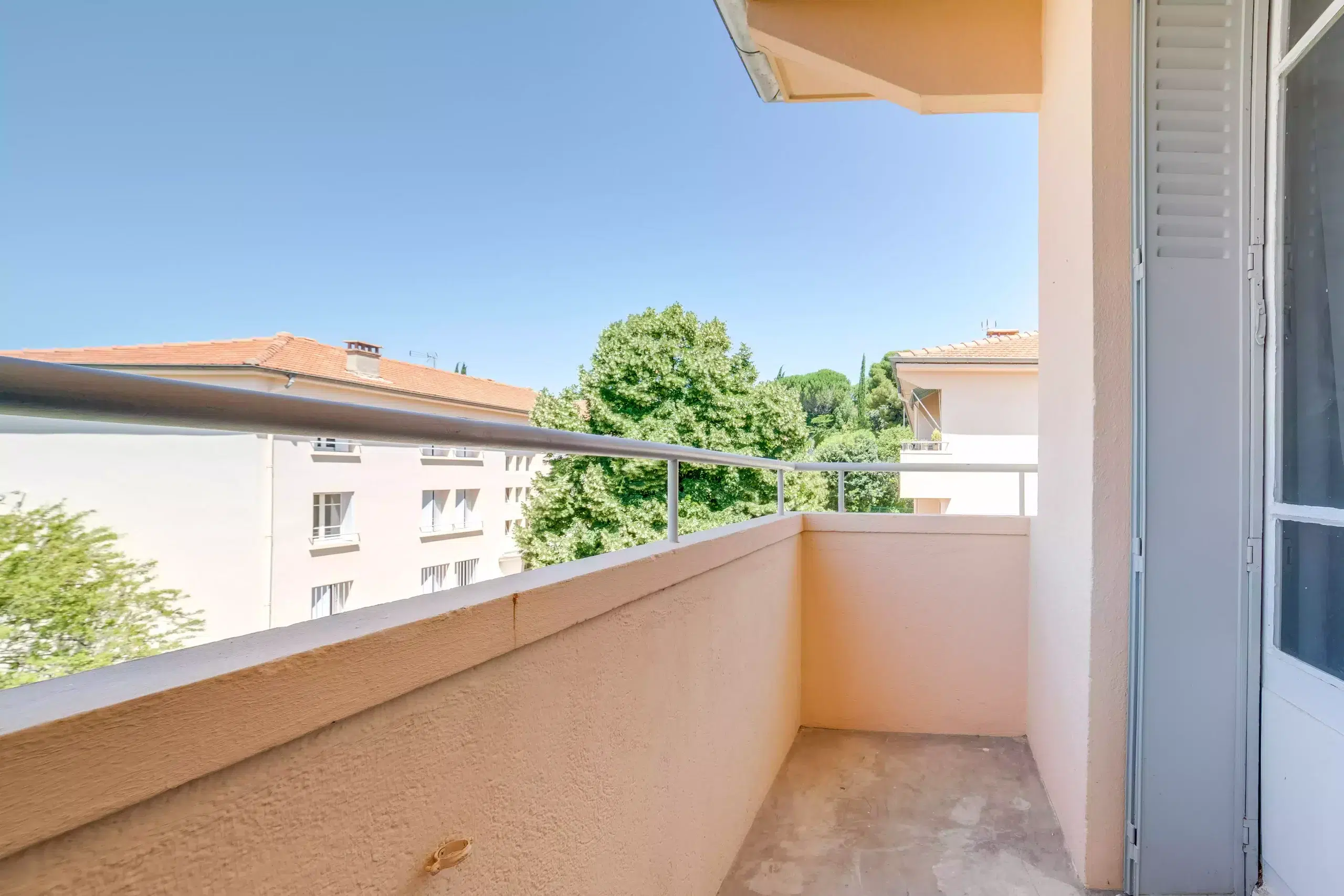 balcon avec vue dans colocation meublée à Aix