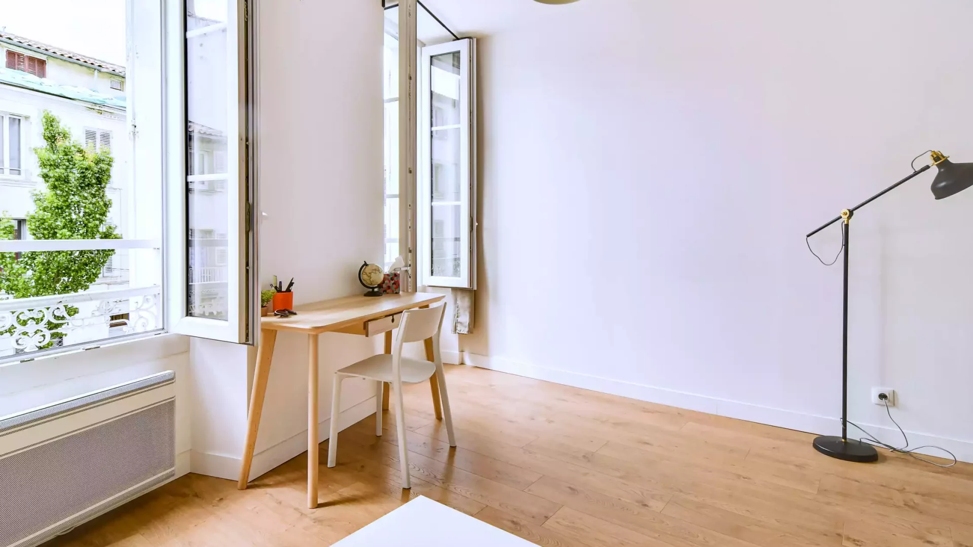 T1meublée avec rangement et bureau à Toulon