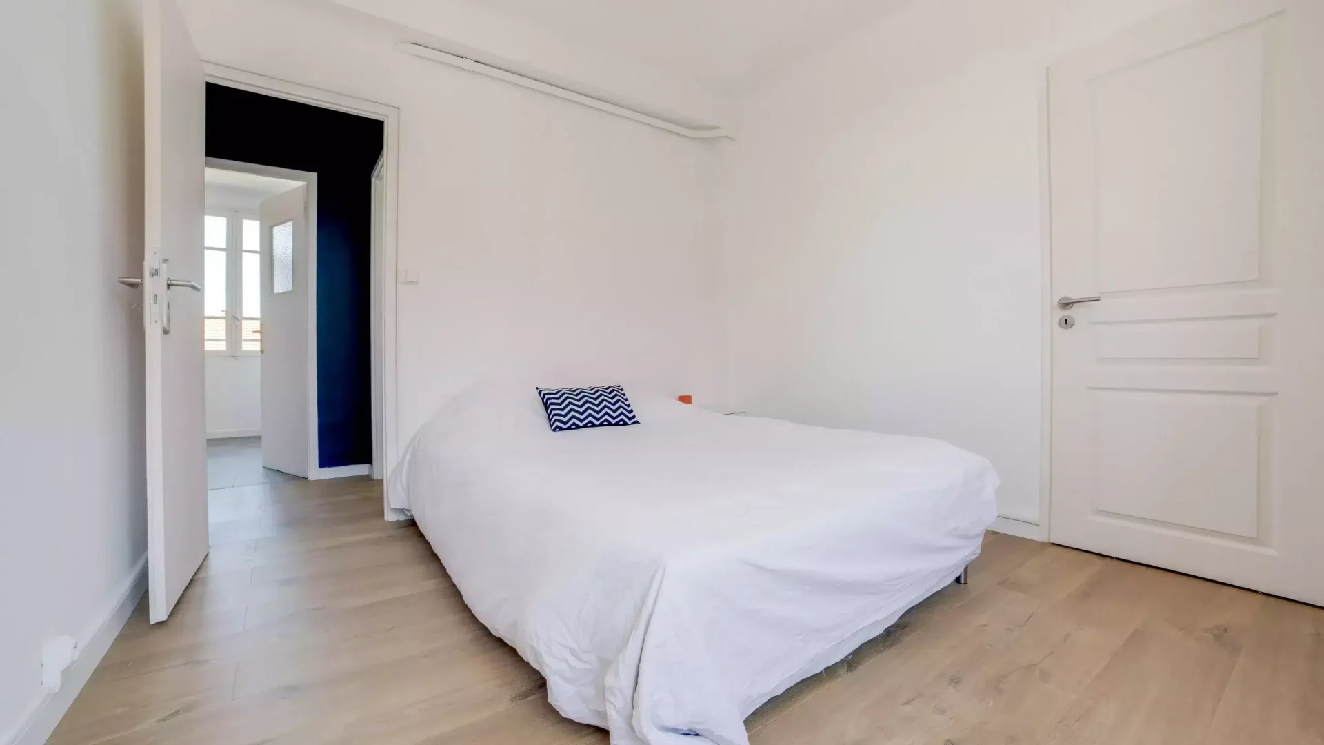 grande chambre meublée dans un appartement en colocation