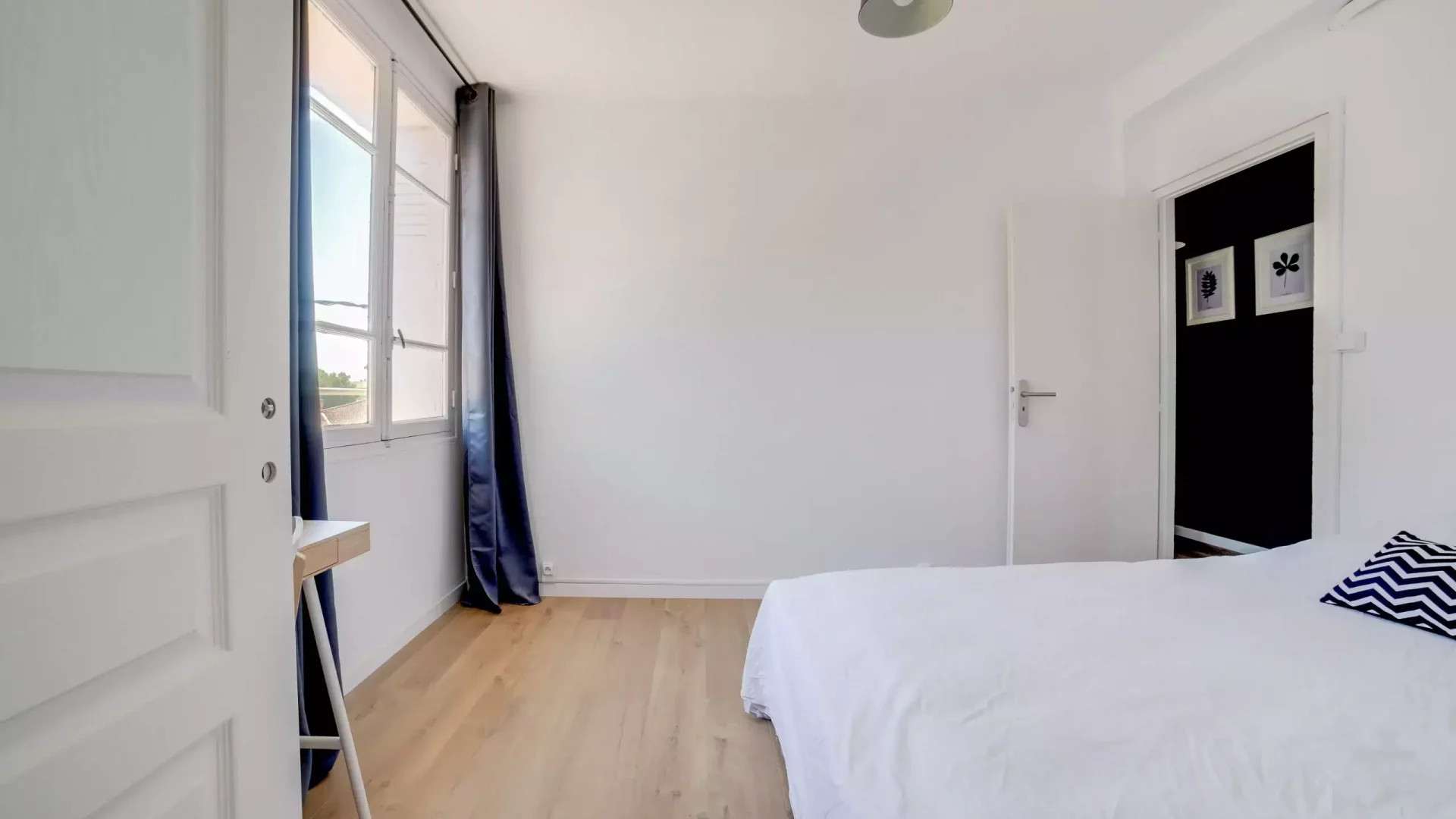 chambre meublée avec rangement dans un appartement en colocation