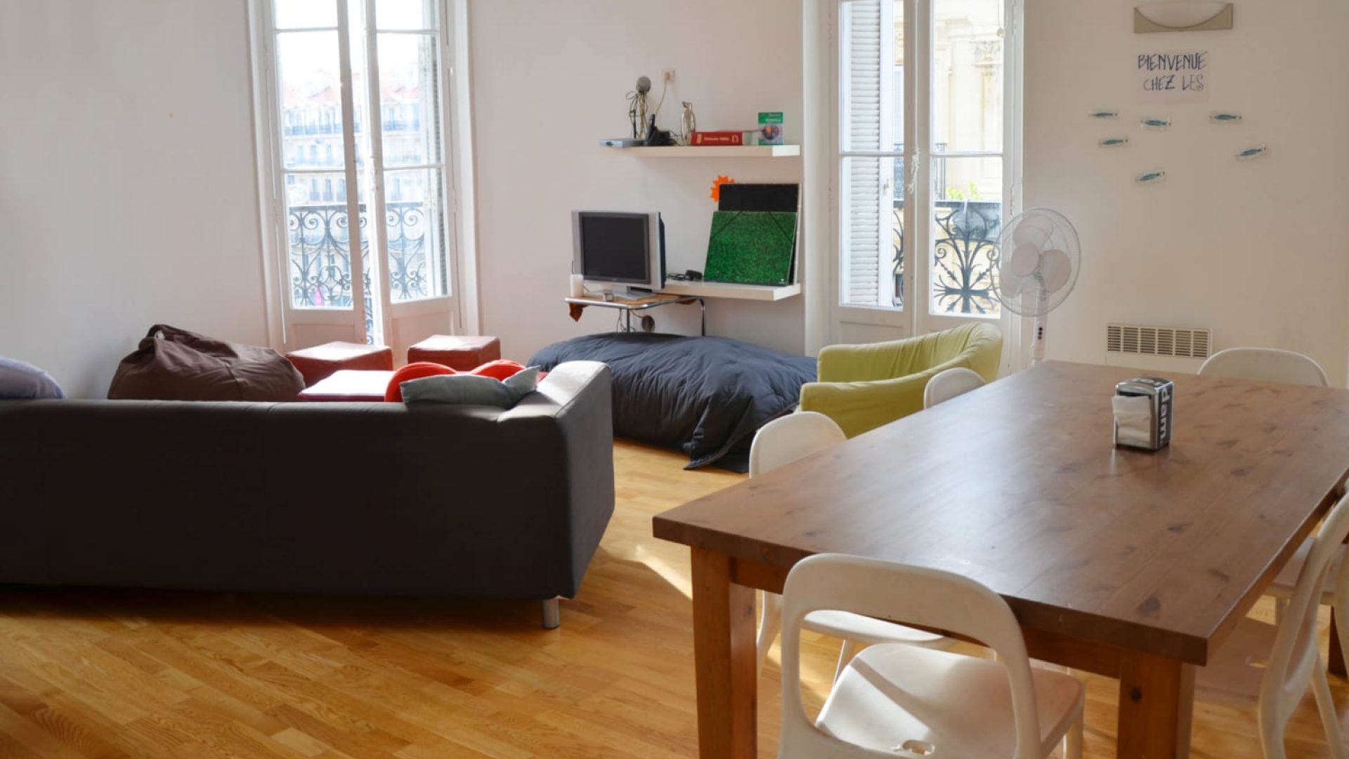 grand salon dans appartement meublé moderne et design