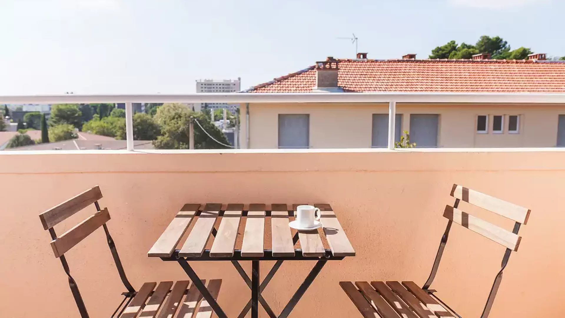balcon d'une colocation meublée moderne