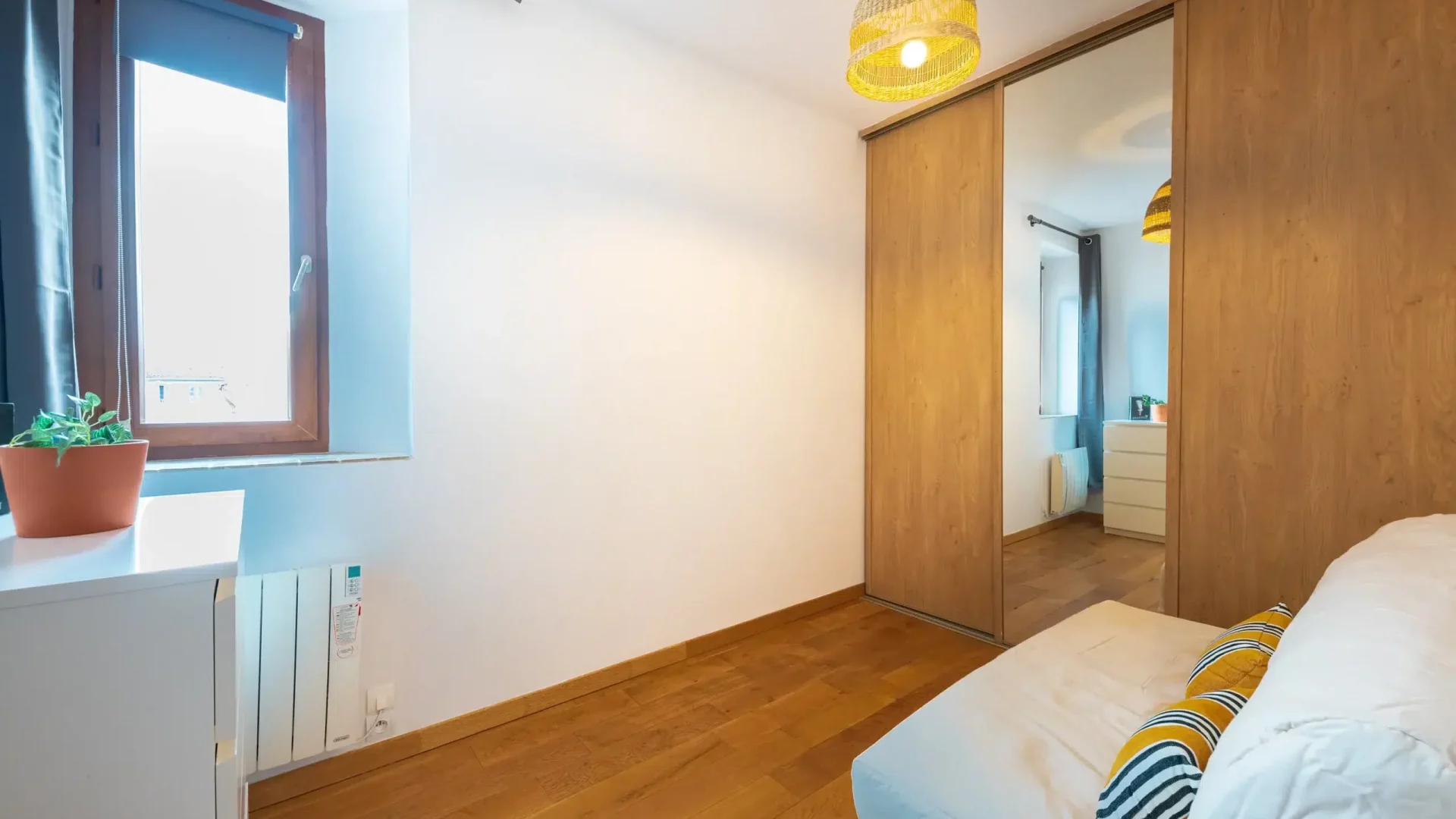 Chambre aménagée avec un grand placard en colocation à Marseille