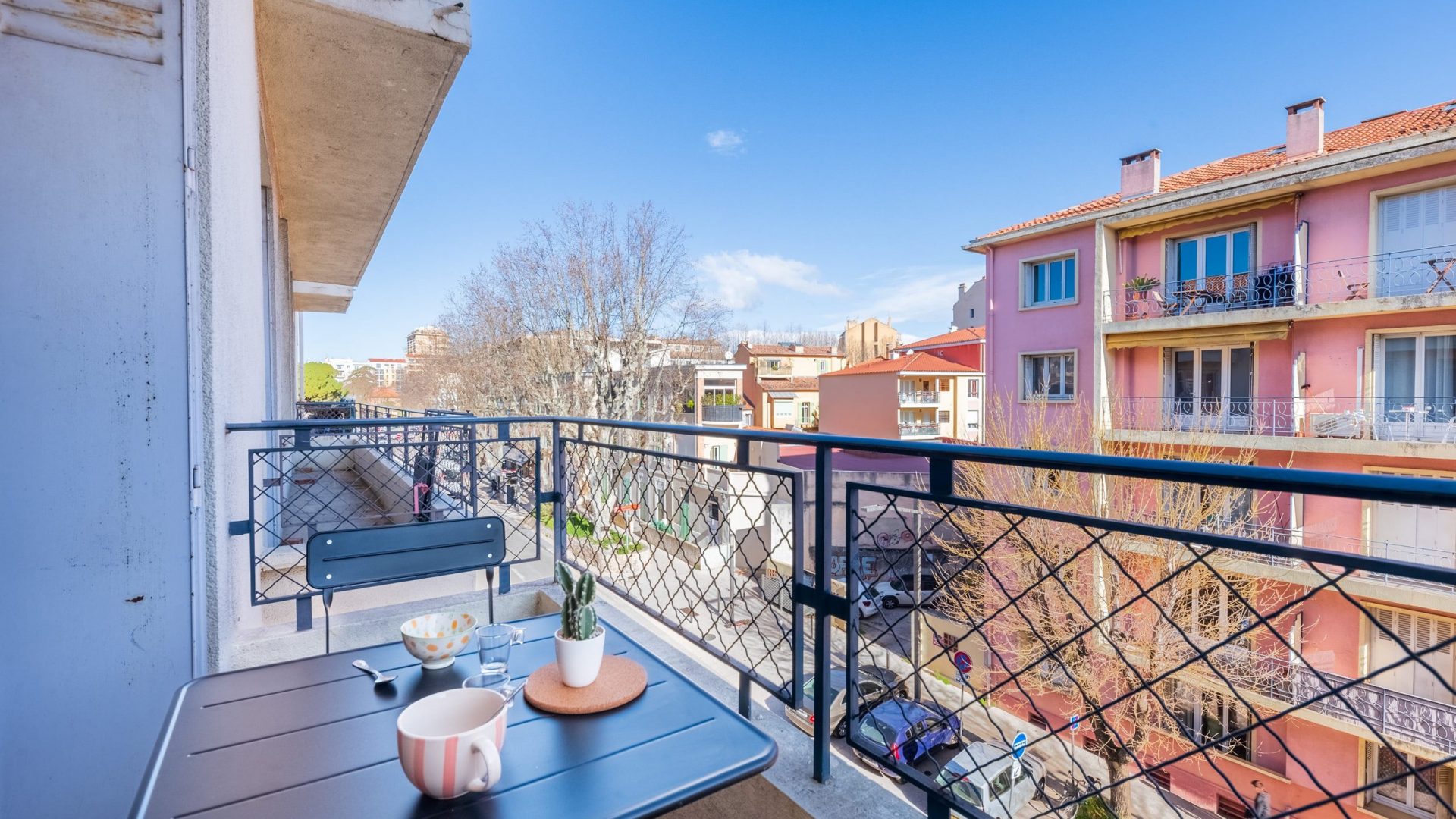 colocation-aix-blonde-balcon
