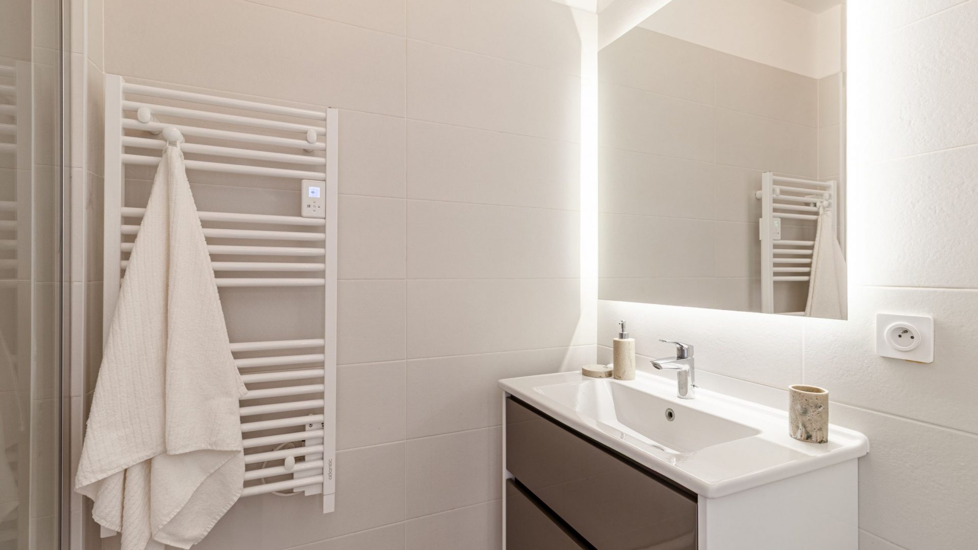 colocation-clichy-coliving-mederic-salle-de-bain-chambre-2