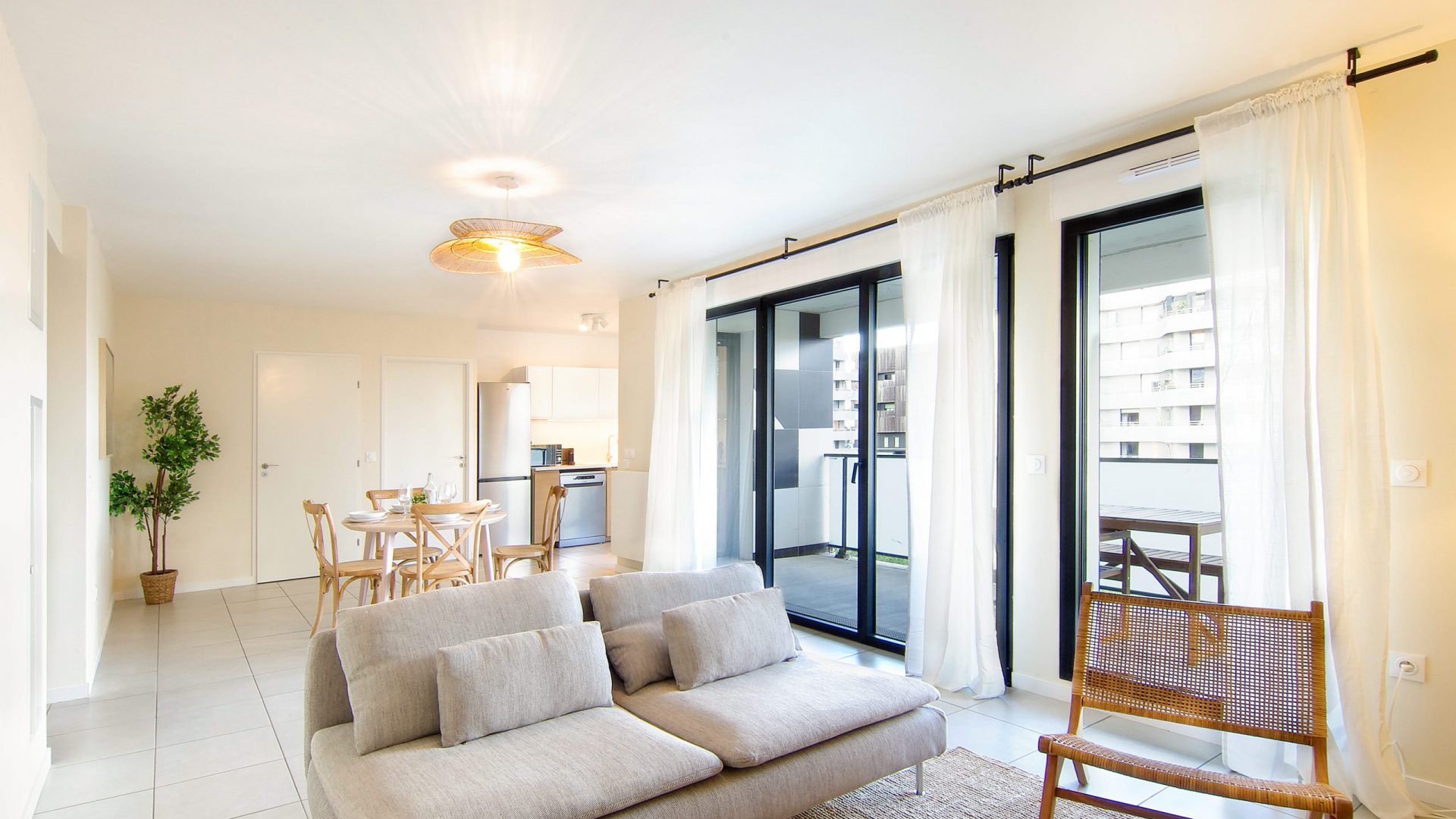 colocation-laroque-bordeaux-coliving-vue-salon