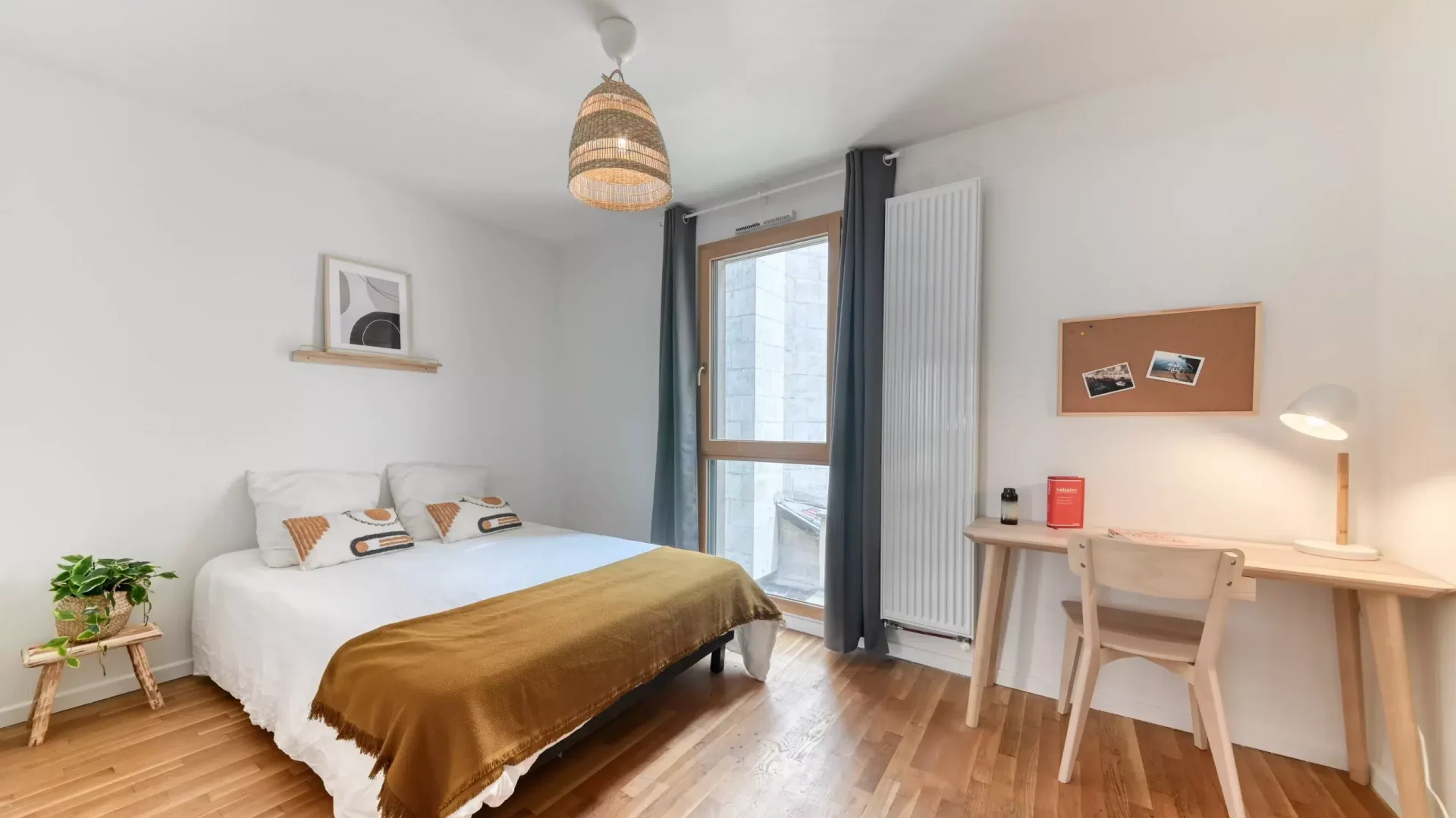 Grande chambre lumineuse avec un lit double en coliving à Lyon