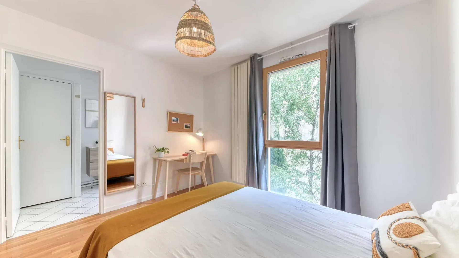 Chambre avec la salle de bain privative en coliving à Lyon