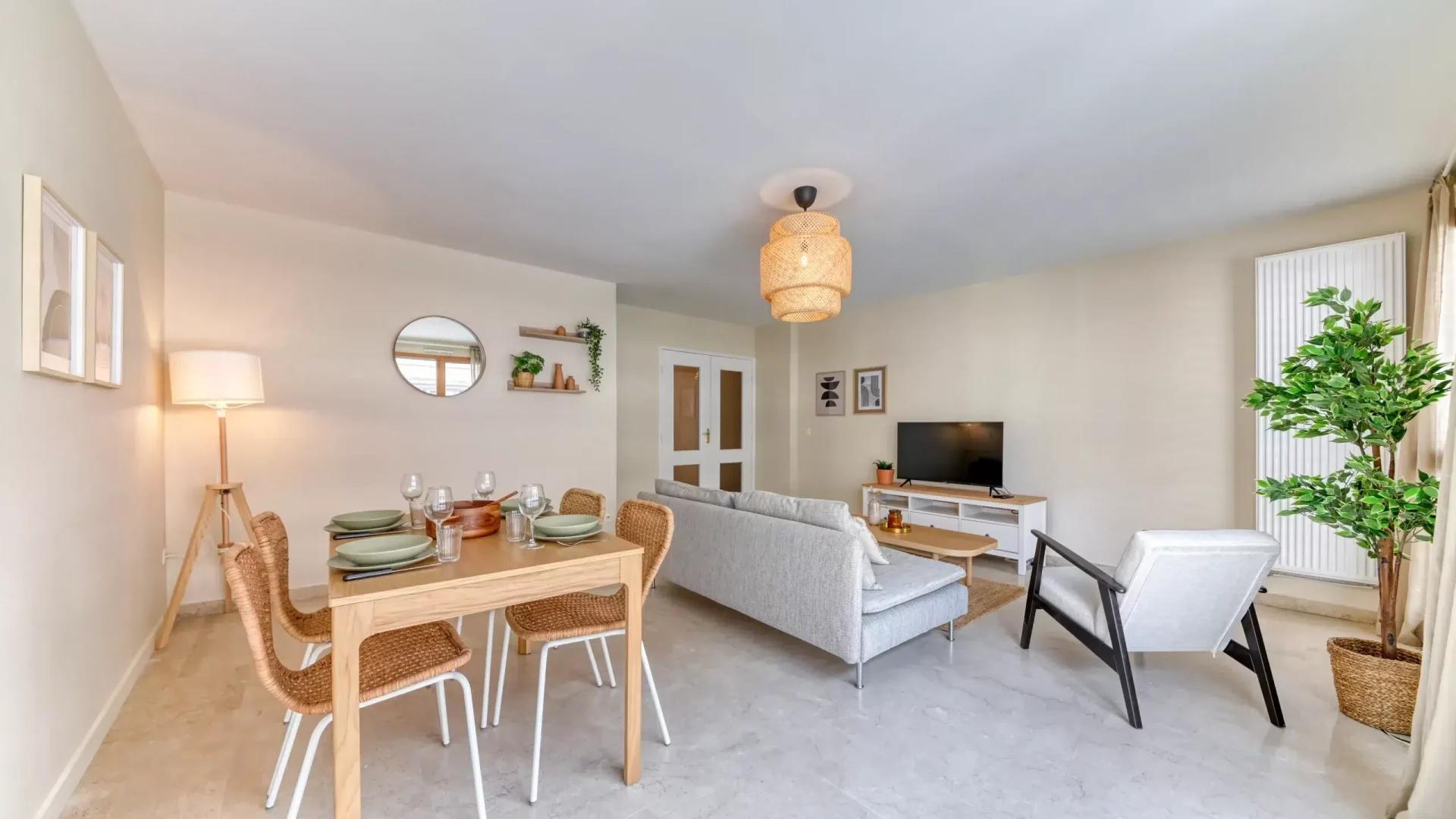 Salon ultra équipée avec une table à manger en colocation à Lyon