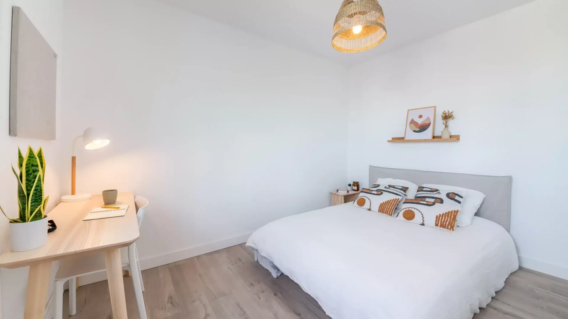 Grande chambre avec bureau en colocation rénovée à Lyon