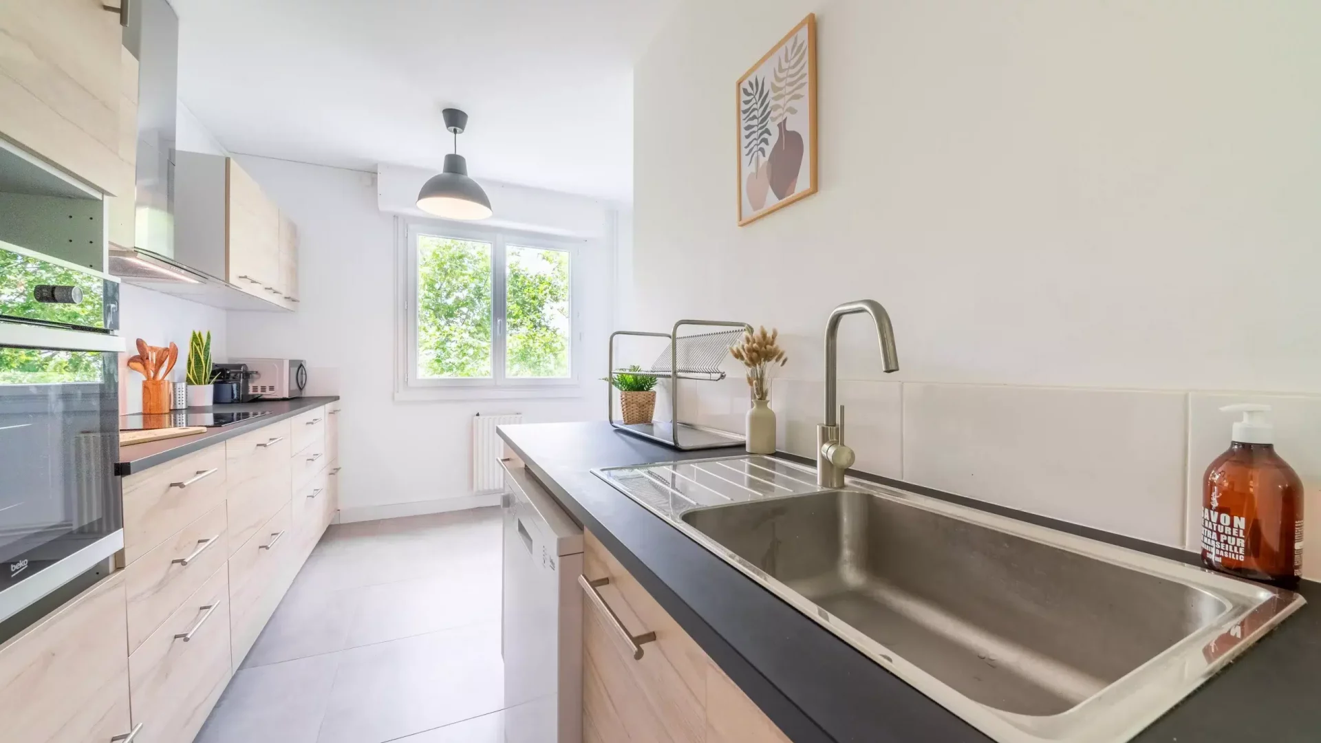 Cuisine lumineuse en coliving entièrement rénovée à Lyon