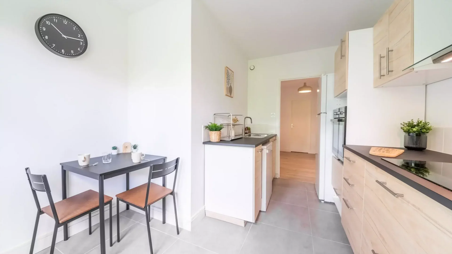 Cuisine bien équipée en colocation entièrement rénovée à Lyon