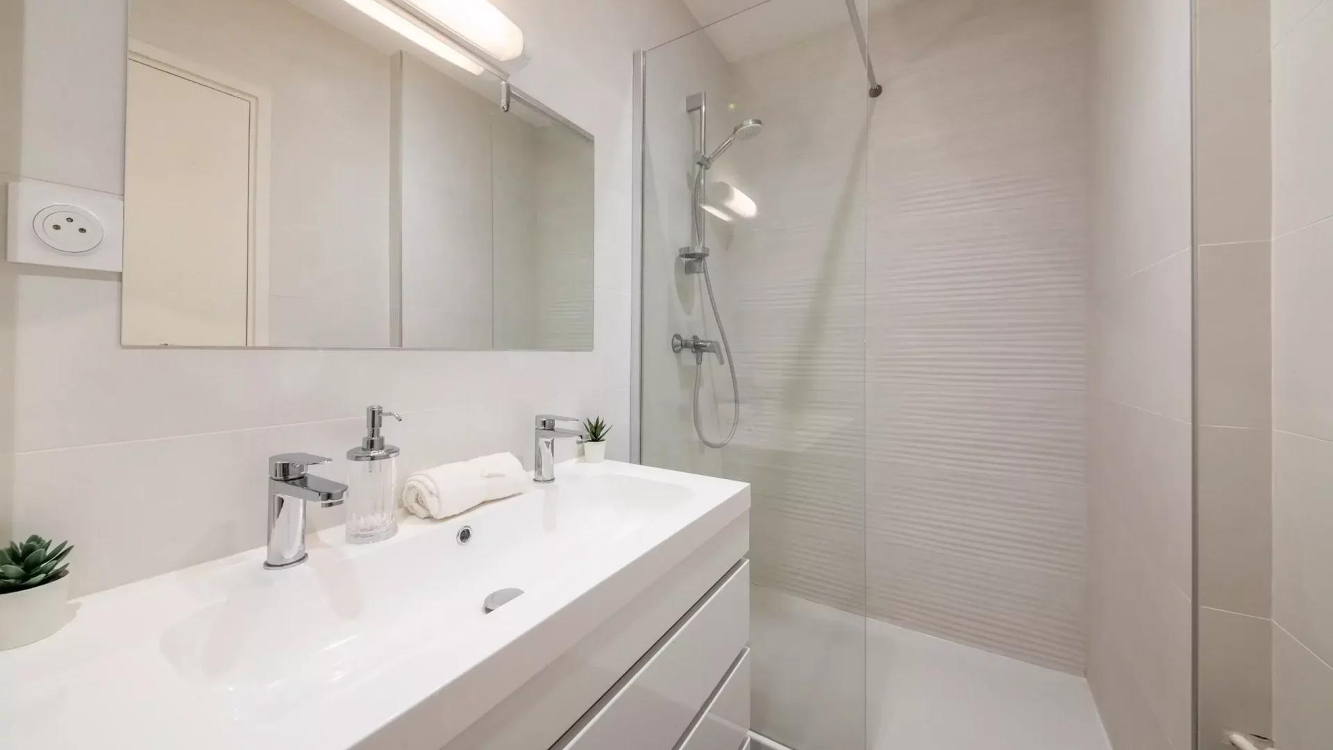Salle de bain avec une douche tropicale en colocation à Lyon