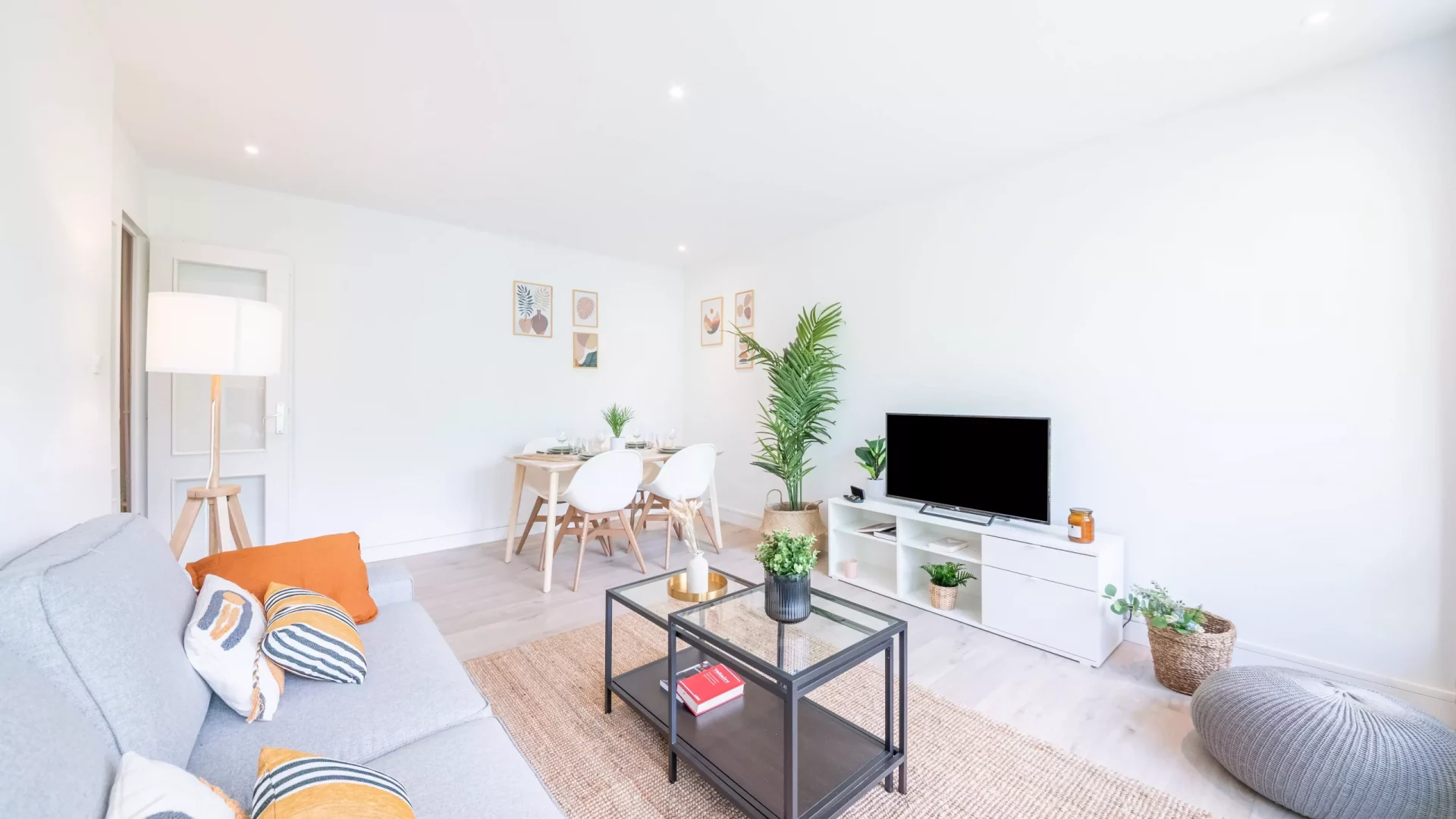 Salon convivial avec une table à manger en colocation à Lyon