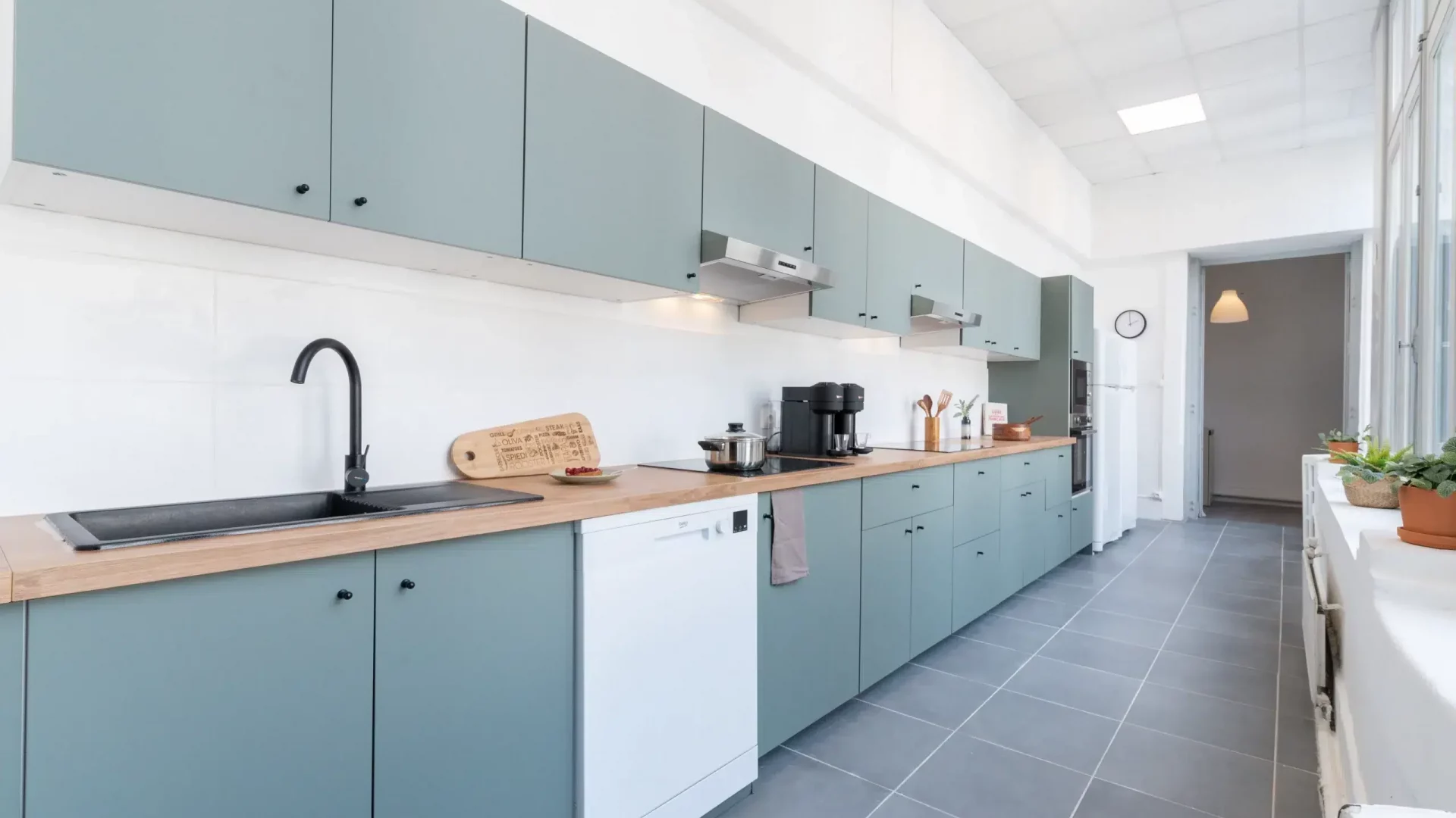 Cuisine très spacieuse est entièrement meublée et équipée en coliving à Montpellier