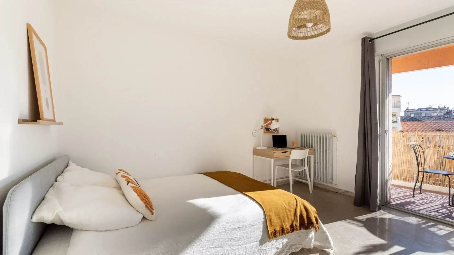 Chambre claire avec un lit double en colocation à Montpellier