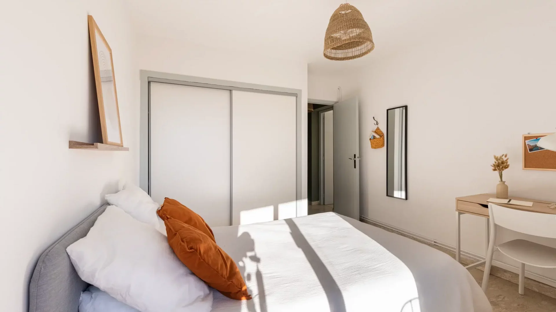 Chambre avec coin bureau et placard en colocation à Montpellier