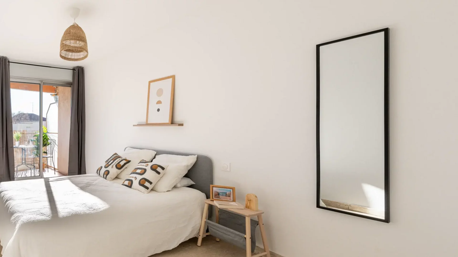 Chambre lumineuse avec un lit double en colocation