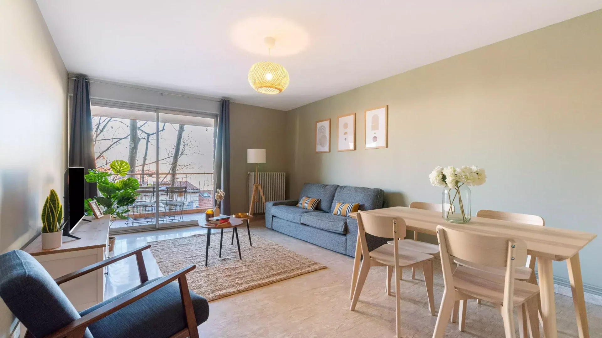 Salon convivial avec une table à manger en coliving à Montpellier