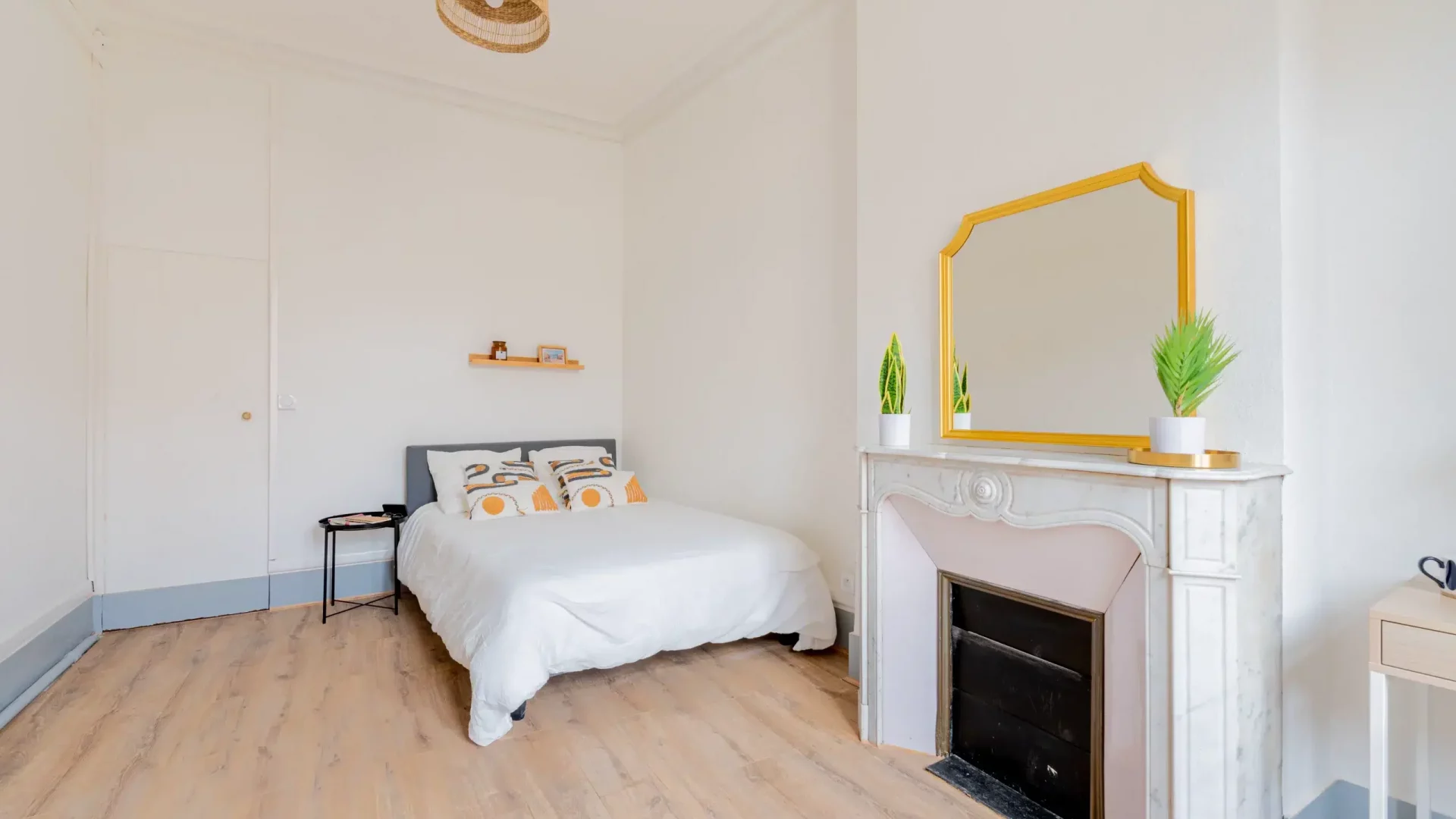 Chambre lumineuse avec un lit double en coliving à Montpellier