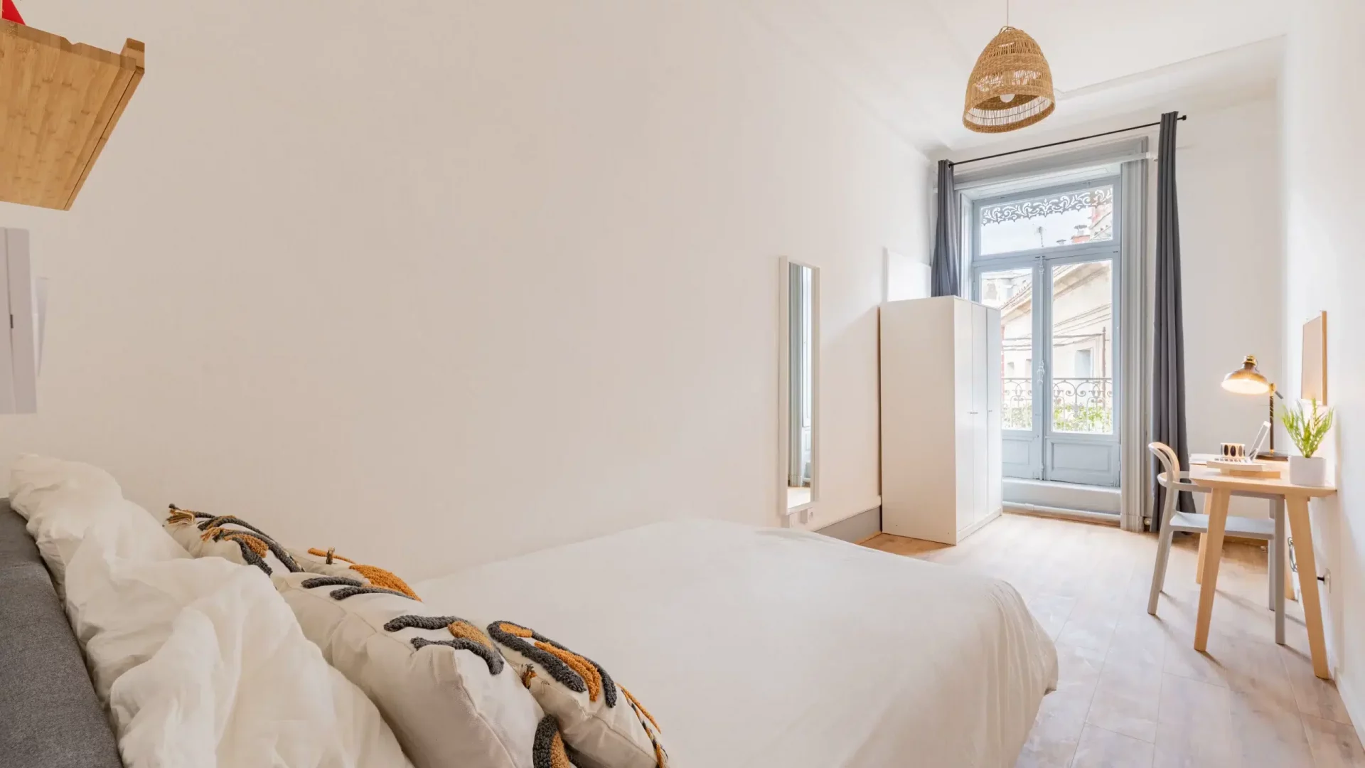 Chambre en colocation avec coin bureau en colocation à Montpellier