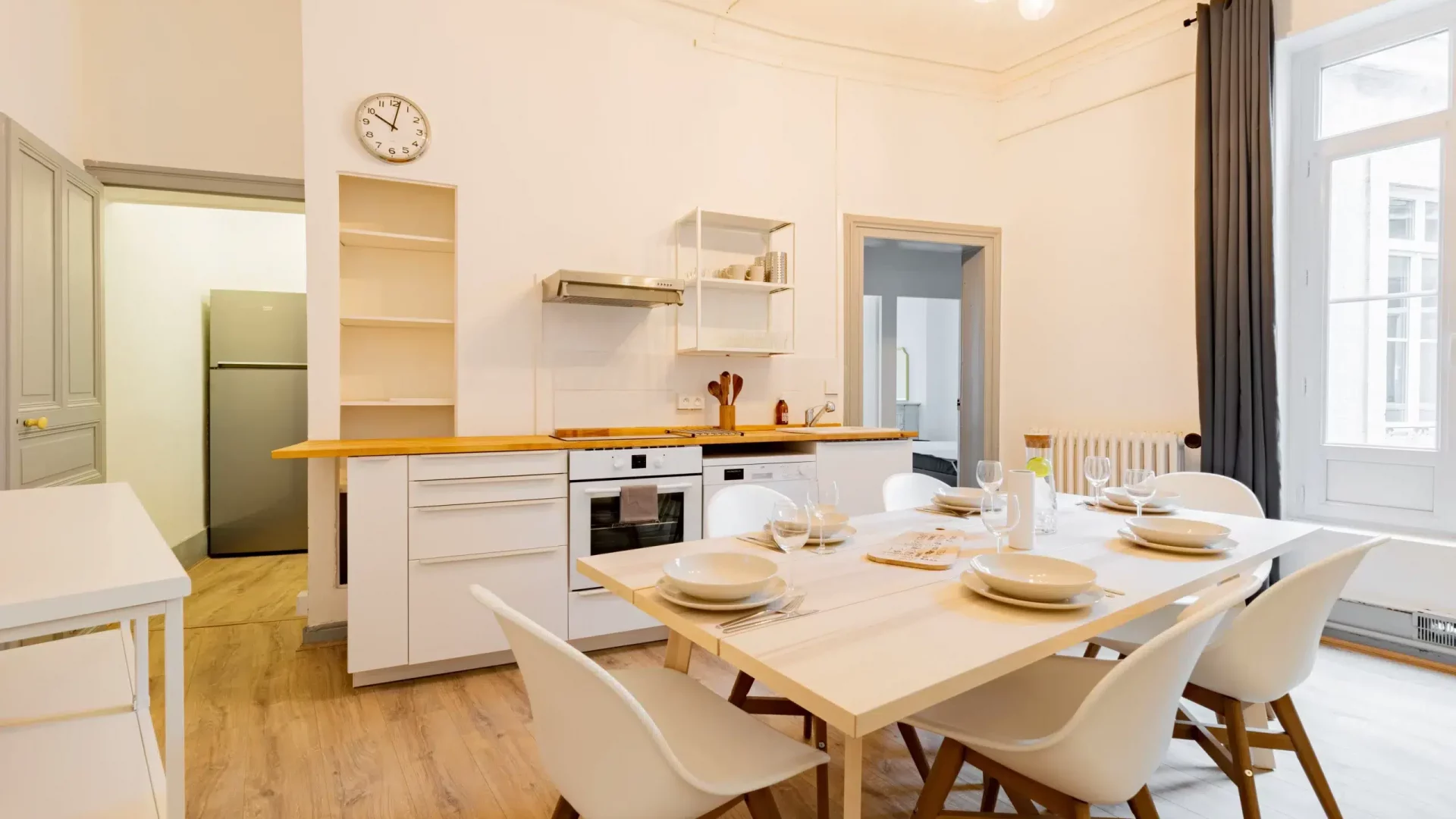 Cuisine ultra équipée avec une table à manger en colocation à Montpellier