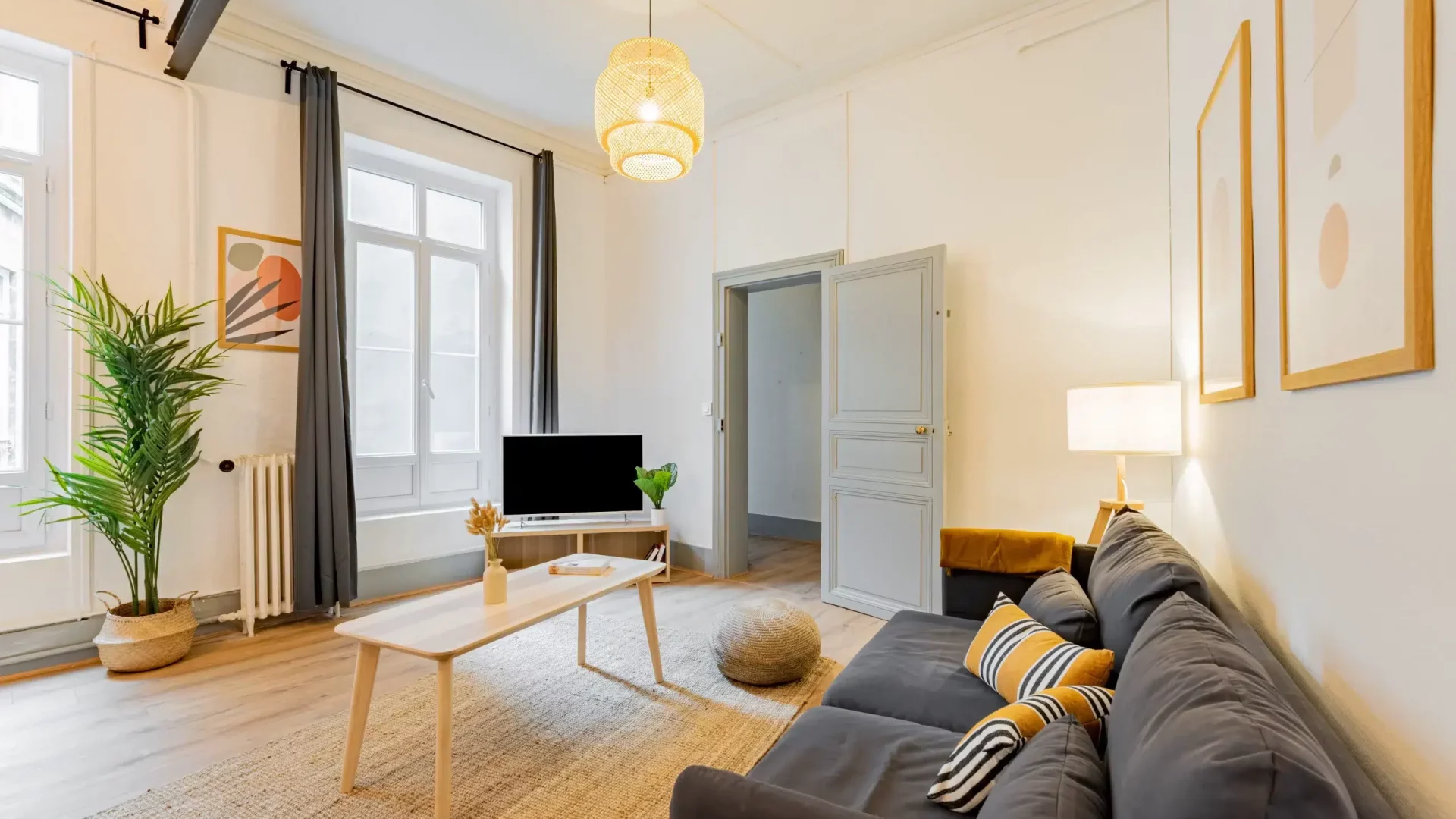 Salon meublé convivial en coliving à Montpellier