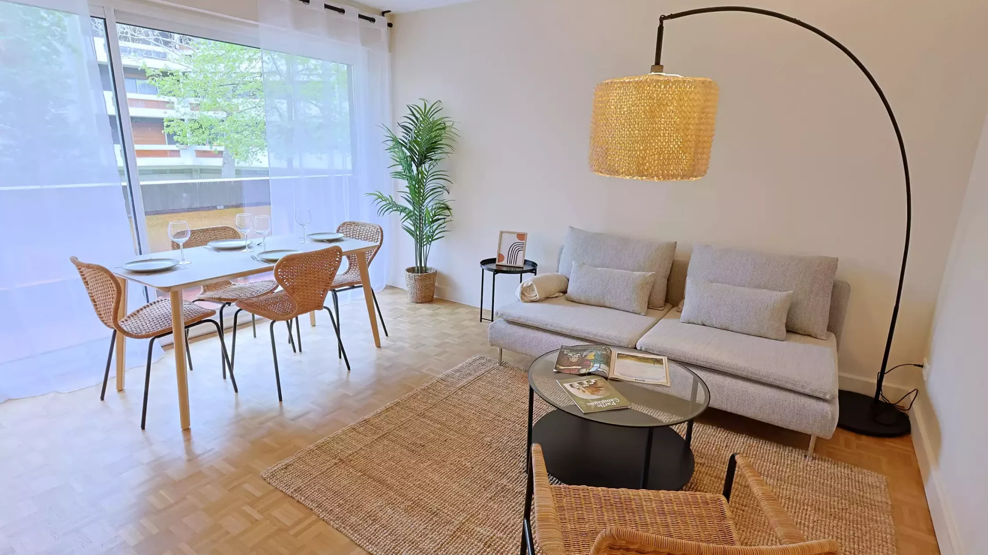 Salon en Coliving avec canapé et balcon à Paris